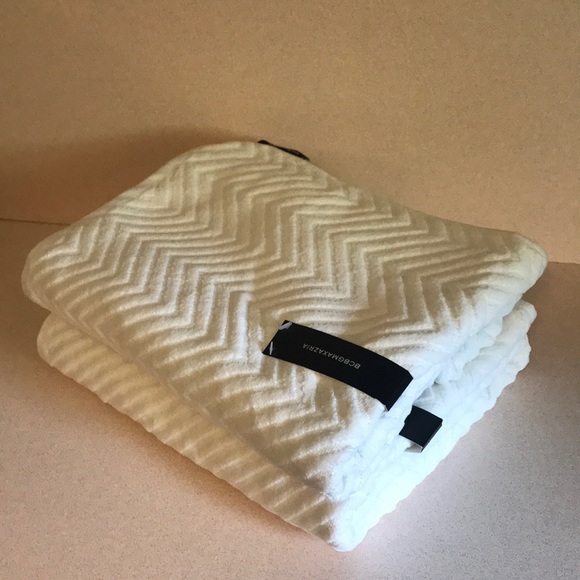 BCBGMaxAzria Other - BCBGMAXAZARIA White Bath Towels